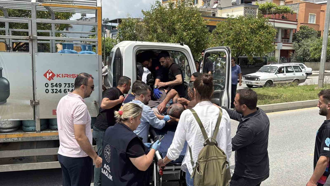 MERSİN'İN TARSUS İLÇESİNDE TRAFİKTE MİNİBÜS SÜRÜCÜSÜ İLE TARTIŞAN TÜP KAMYONETİNİN ŞOFÖRÜ ARACINDA...