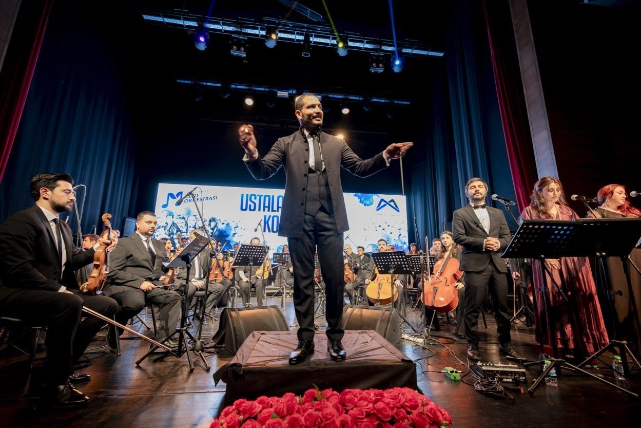 MERSİN BÜYÜKŞEHİR BELEDİYESİ KENT ORKESTRASI, ‘USTALARA SAYGI KONSERİ’ İLE POPÜLER TÜRK MÜZİĞİ’NE...