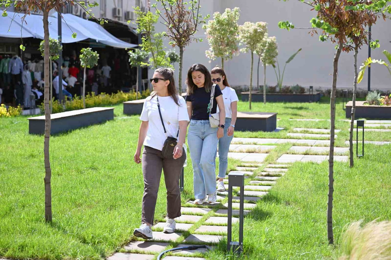 MERSİN BÜYÜKŞEHİR BELEDİYESİ TARAFINDAN KENT MERKEZİNDE HAYATA GEÇİRİLEN KIRMIZI LACİVERT KENT...