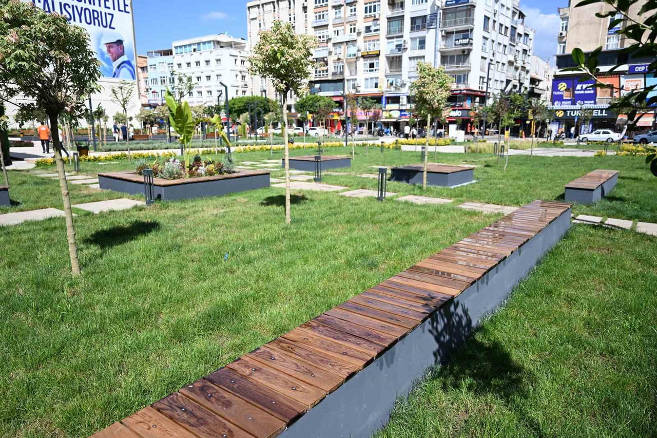 MERSİN BÜYÜKŞEHİR BELEDİYESİ TARAFINDAN KENT MERKEZİNDE HAYATA GEÇİRİLEN KIRMIZI LACİVERT KENT...