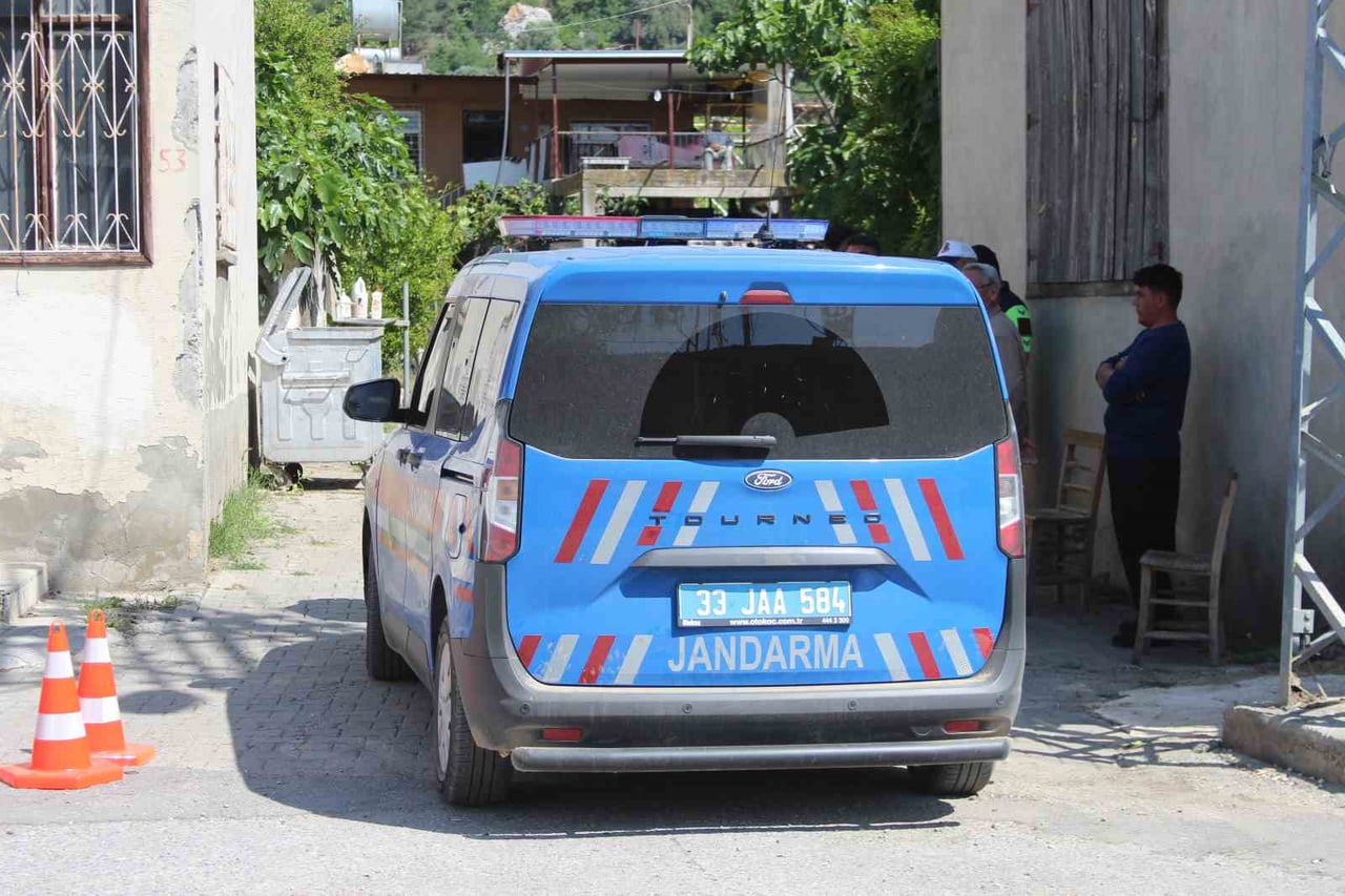 MERSİN’DE 6 KİŞİYİ ÖLDÜRÜP 8 KİŞİYİ YARALADIKTAN SONRA KISTIRILDIĞI EVDE İNTİHAR EDEN ZANLININ...