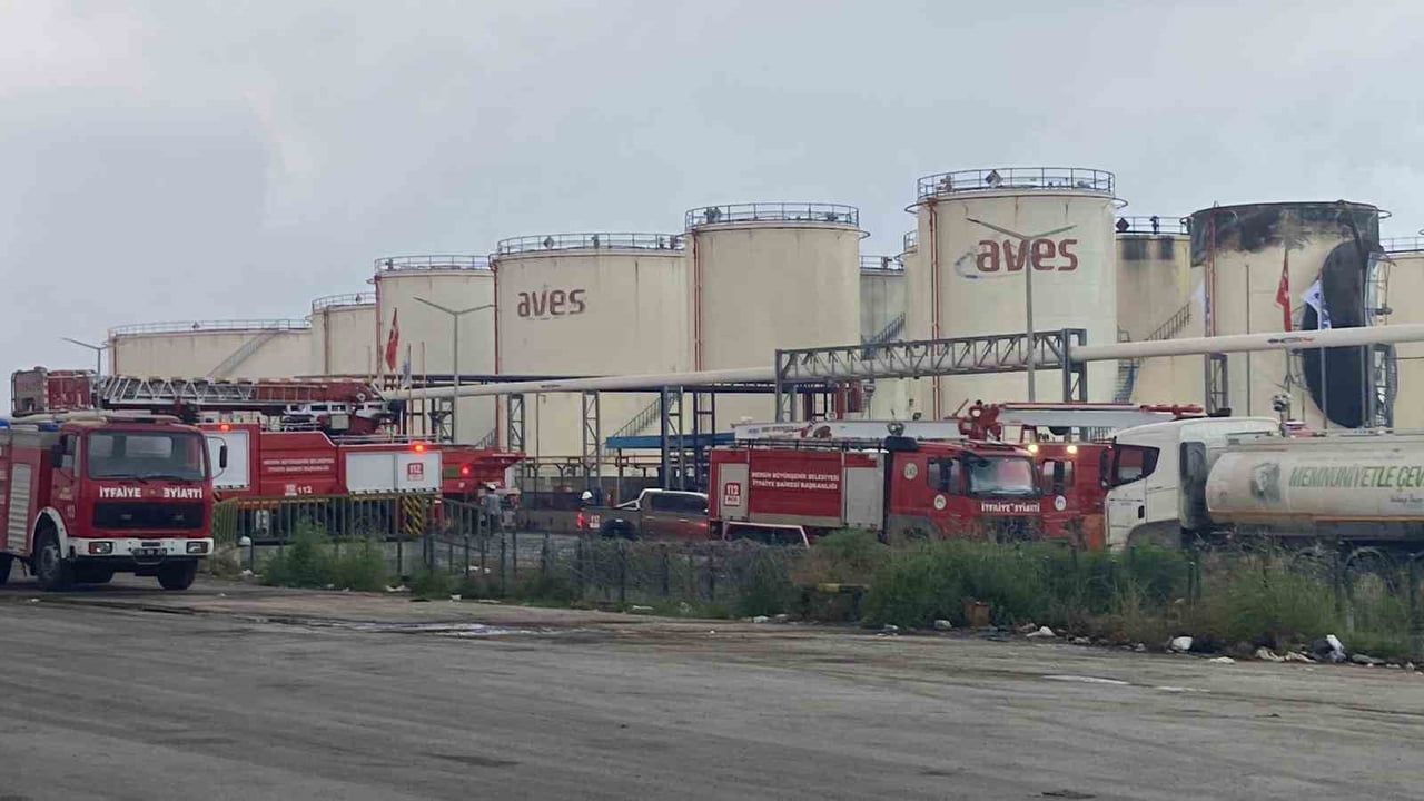 MERSİN’DE BİR İŞÇİNİN HAYATINI KAYBETTİĞİ YAĞ ÜRETİM VE ENERJİ DEPOLAMA TESİSİNDEKİ YANGIN KÖPÜKLÜ...