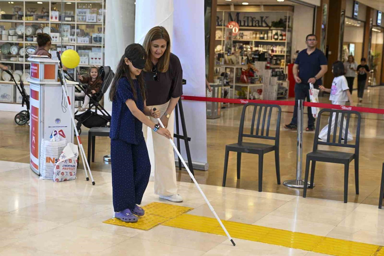 MERSİN’DE ENGELLİLER HAFTASI KAPSAMINDA KURULAN EMPATİ PARKURU’NDA VATANDAŞLAR, GÖRME VE YÜRÜME...