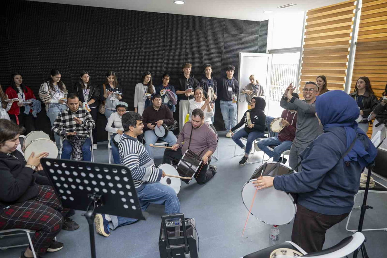 MERSİN’DE ERASMUS PROJESİ KAPSAMINDA ENGELSİZ YAŞAM MERKEZİ’Nİ ZİYARET EDEN YERLİ VE YABANCI...
