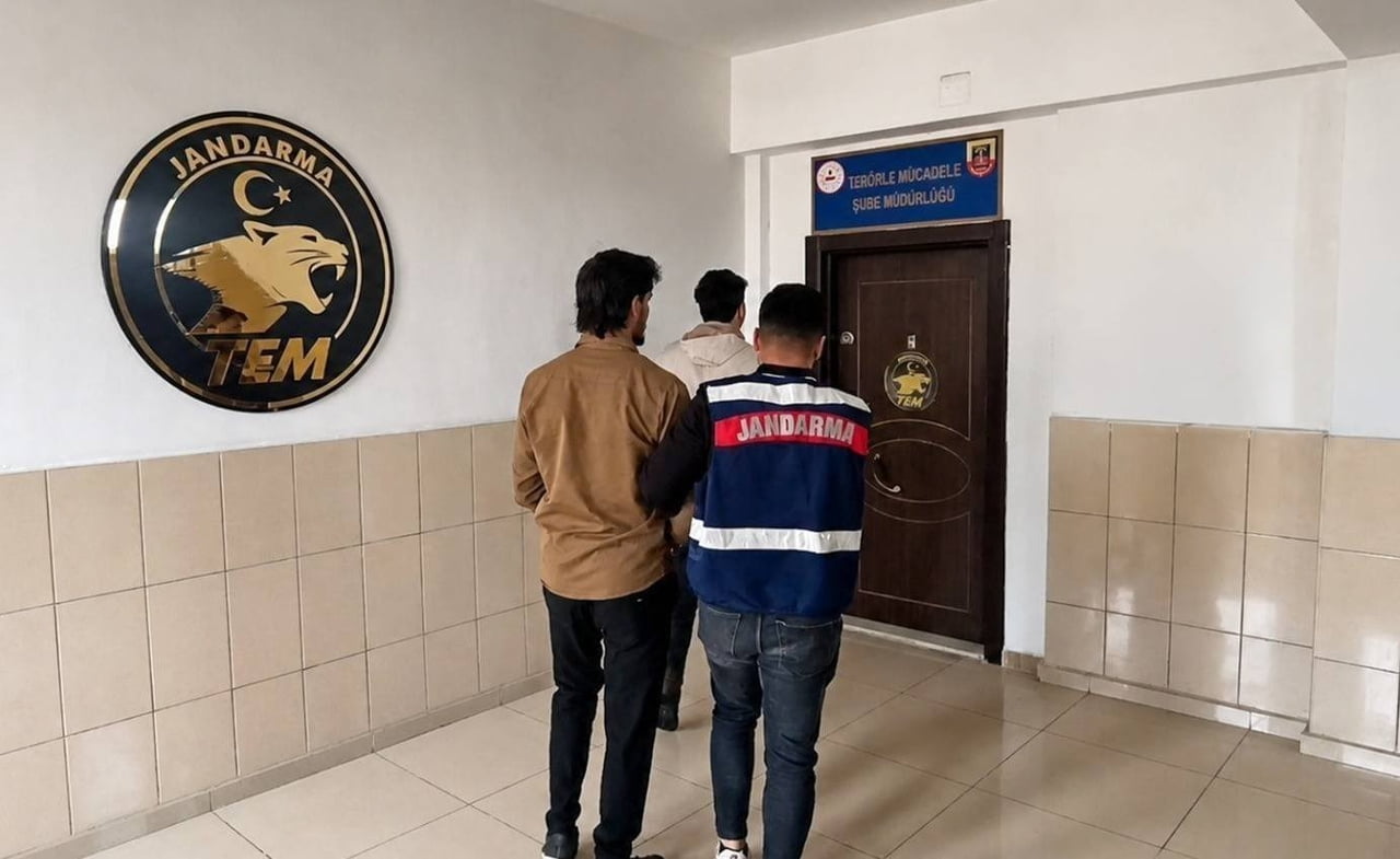 MERSİN’DE JANDARMA EKİPLERİNCE TERÖR ÖRGÜTÜ DEAŞ’A YÖNELİK DÜZENLENEN OPERASYONDA YAKALANAN 1...