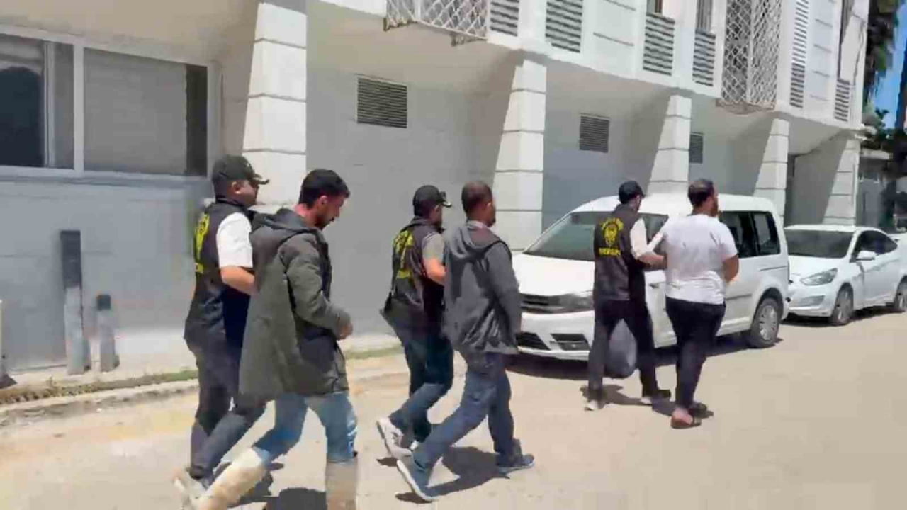 MERSİN’DE KENDİLERİNİ POLİS OLARAK TANITIP VATANDAŞLARI DOLANDIRDIĞI BELİRLENEN 8 ŞÜPHELİ...