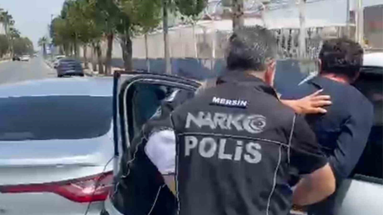 MERSİN’DE NARKOTİK EKİPLERİNİN TEKNİK VE FİZİKİ TAKİBE ALDIĞI BİR ARAÇTA YAKLAŞIK 24 KİLO ESRAR...