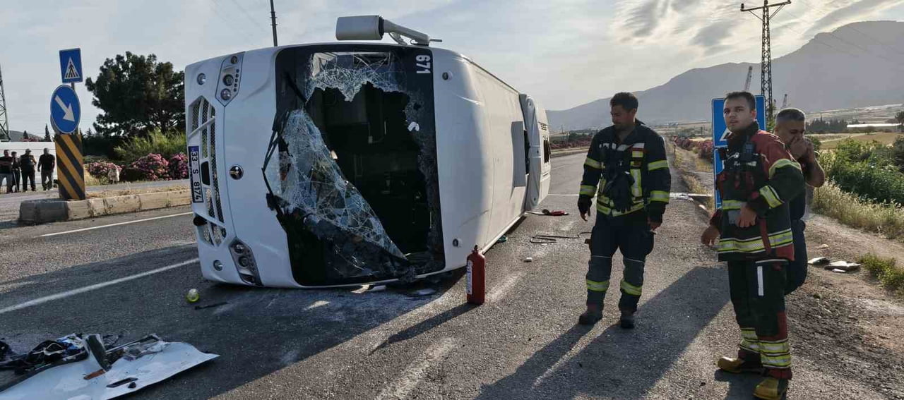 MERSİN’DE ÖĞRENCİ SERVİSİ KAZA YAPTI: 17 YARALI