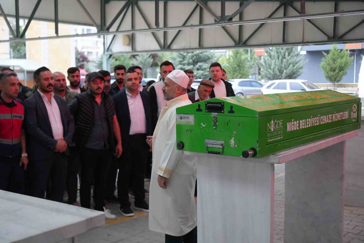 MERSİN’DE ÖLDÜRÜLEN TIR ŞOFÖRÜ NİĞDE’DE TOPRAĞA VERİLDİ