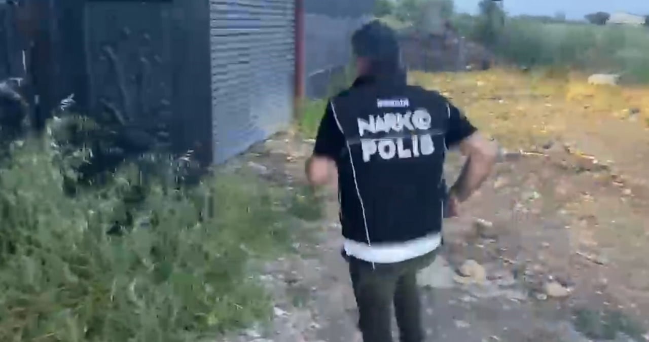 MERSİN’DE POLİS EKİPLERİNCE BİR DEPOYA DÜZENLENEN NARKOTİK OPERASYONUNDA 27 KİLO 384 GRAM...