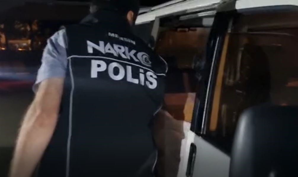 MERSİN’DE POLİS EKİPLERİNCE DURDURULAN BİR ARAÇTA YAPILAN ARAMADA 317 BİN 285 ADET SENTETİK...