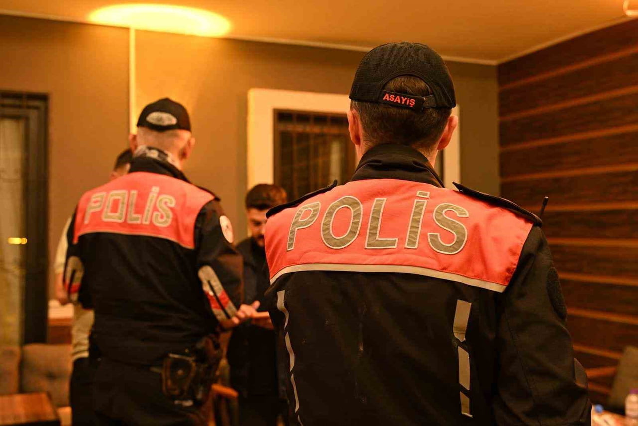 MERSİN’DE POLİS EKİPLERİNCE KONAKLAMA TESİSLERİNE YÖNELİK GERÇEKLEŞTİRİLEN DENETİMLERDE 2...