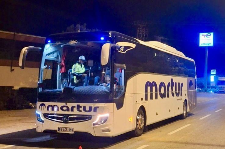 MERSİN’DE POLİS EKİPLERİNCE ŞEHİRLER ARASI YOLCU TAŞIMACILIĞI YAPAN MİNİBÜS VE OTOBÜSLERE YÖNELİK...