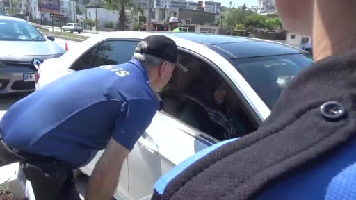 Mersin’de yoğurt ve çilek ikramlı trafik uygulaması