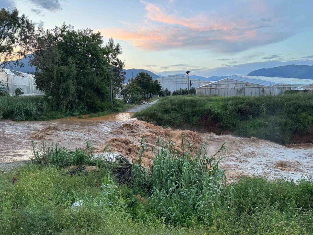 MERSİN GENELİNDE YAĞIŞLI HAVA ETKİLİ OLDU. YAĞIŞLI HAVANIN ETKİLİ OLDUĞU İLÇELERDEN ANAMUR'DA SEL...