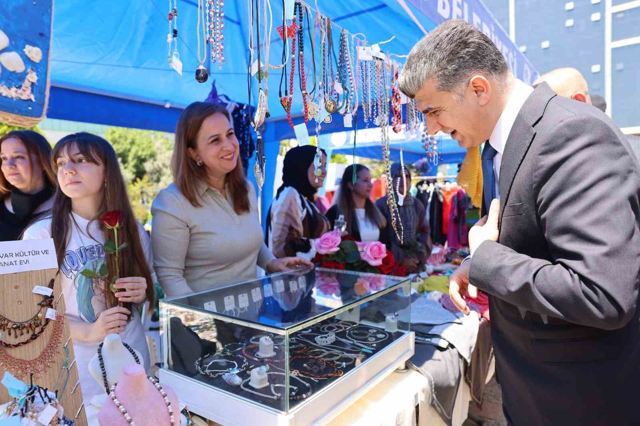 MERSİN’İN AKDENİZ İLÇESİNDE ANNELER GÜNÜ DOLAYISIYLA DÜZENLENEN KERMES, VATANDAŞLARDAN YOĞUN İLGİ...