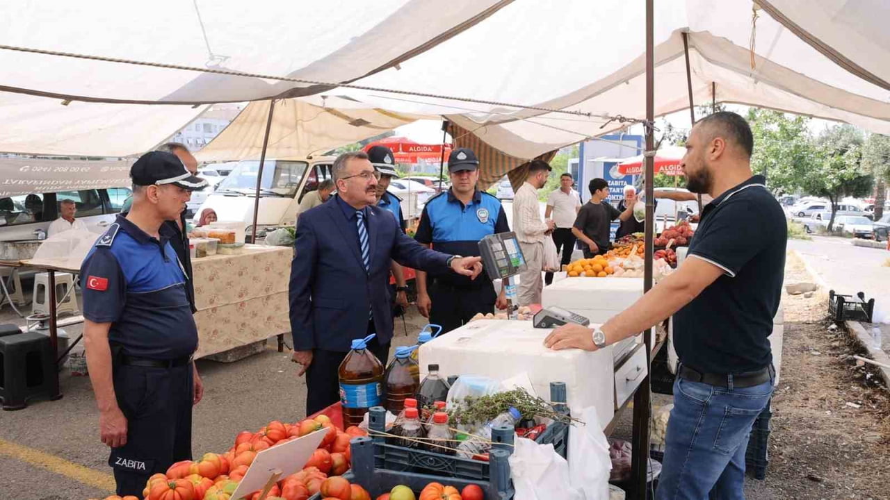 MERSİN’İN AKDENİZ İLÇESİNDE ZABITA EKİPLERİ, SEMT PAZARLARINDA VATANDAŞLARIN GÜVENLİ VE SAĞLIKLI...