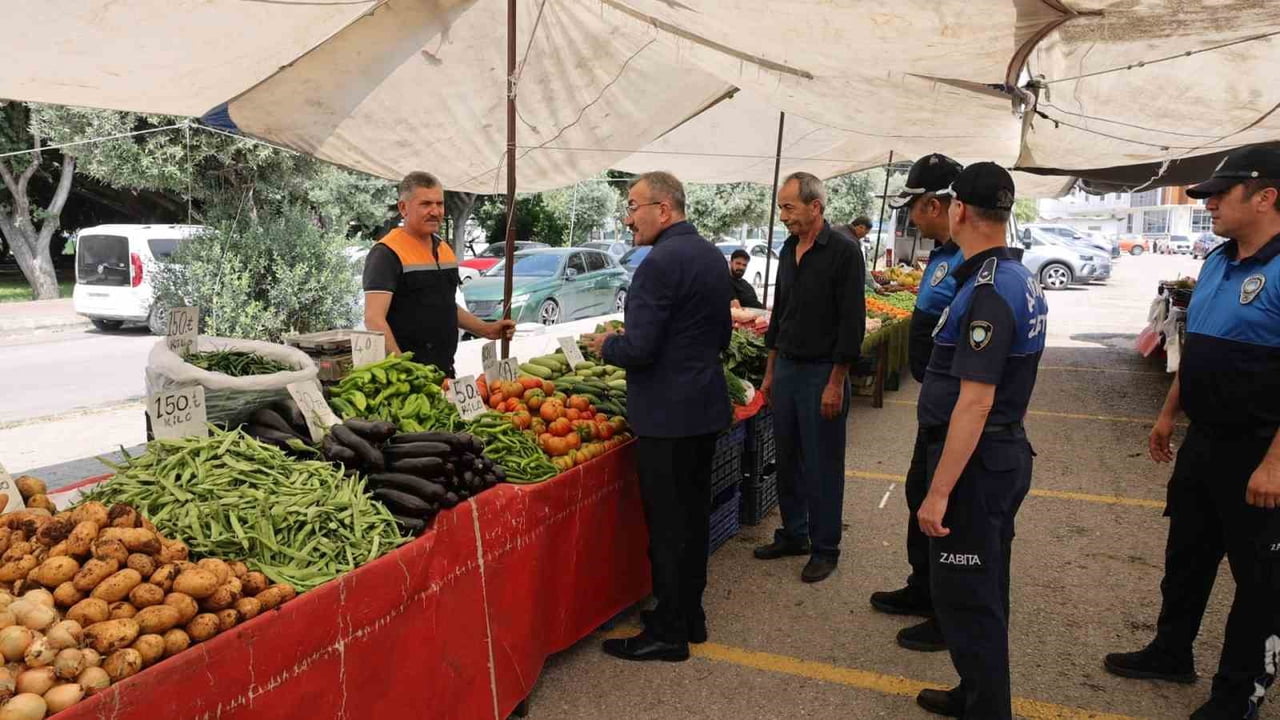 MERSİN’İN AKDENİZ İLÇESİNDE ZABITA EKİPLERİ, SEMT PAZARLARINDA VATANDAŞLARIN GÜVENLİ VE SAĞLIKLI...