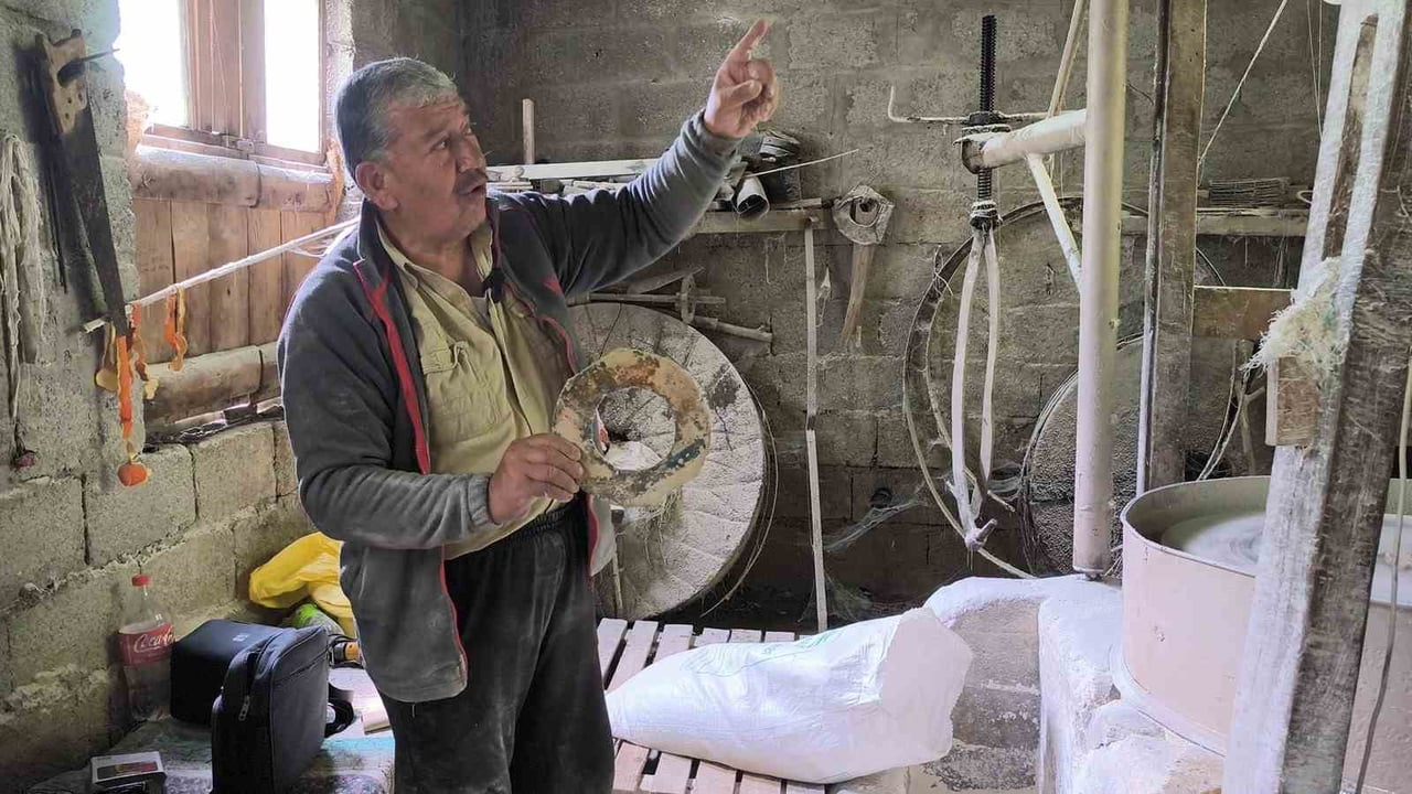 MERSİN’İN ANAMUR İLÇESİNDE YAŞAYAN EMEKLİ DİN GÖREVLİSİ HASAN PÜRYAN, BABASINDAN KALAN ASIRLIK SU...
