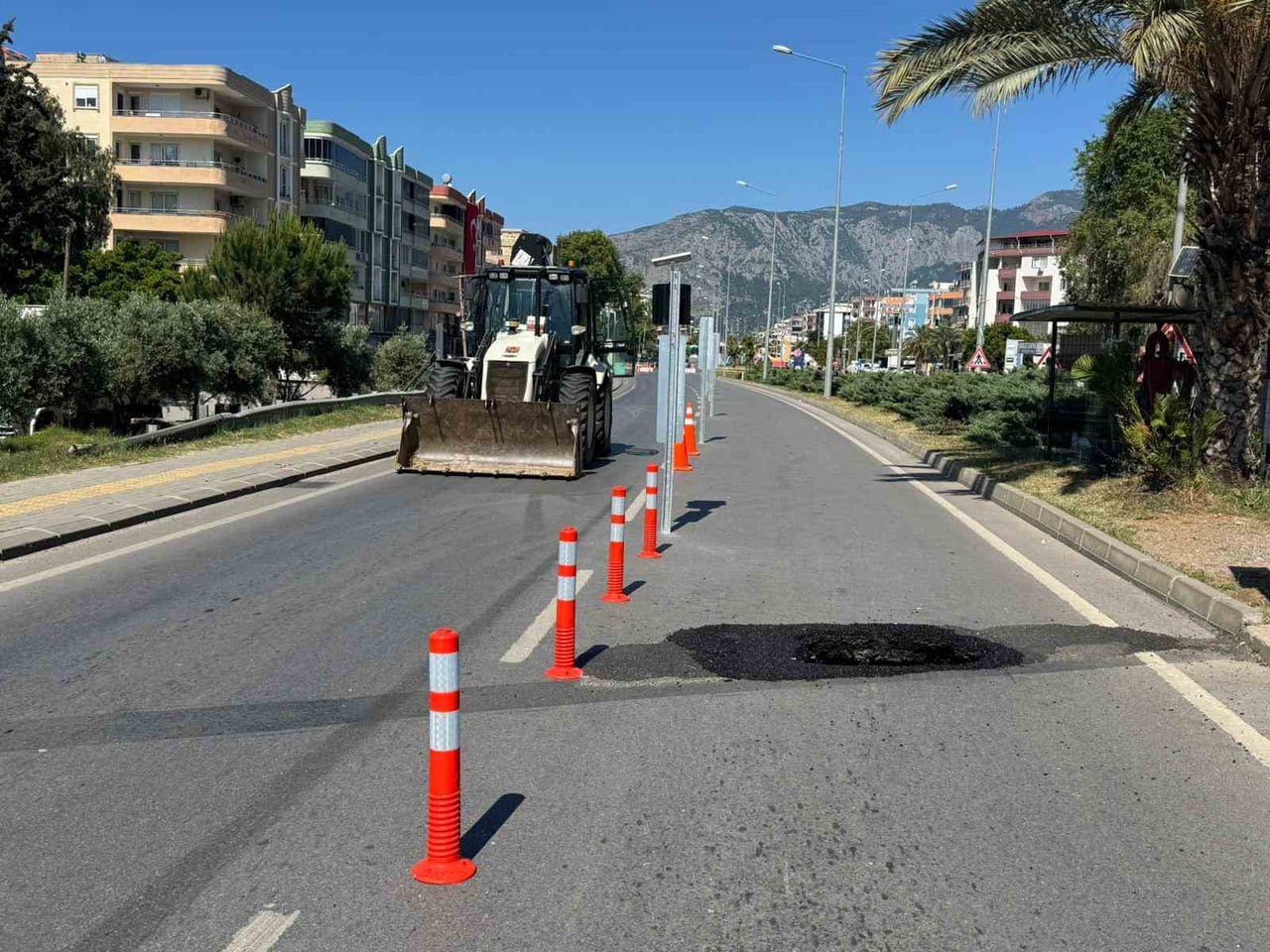 MERSİN’İN BOZYAZI İLÇESİNDE D-400 KARAYOLU ÜZERİNDEKİ KÖPRÜDE MEYDANA GELEN KISMİ GÖÇÜK NEDENİYLE...