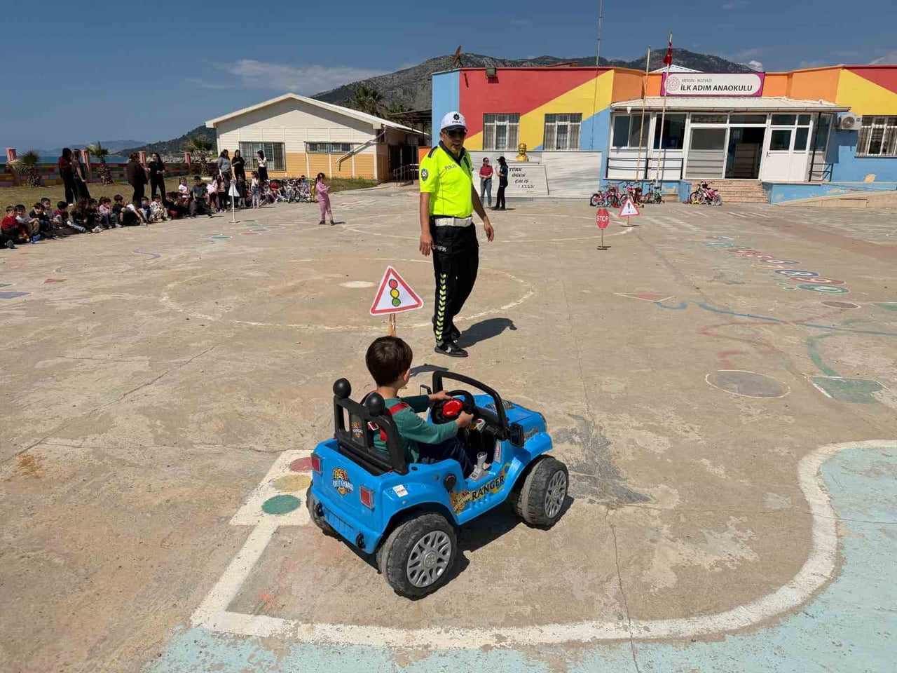 MERSİN’İN BOZYAZI İLÇESİNDE TRAFİK HAFTASI KAPSAMINDA ANAOKULU ÖĞRENCİLERİNE YÖNELİK TRAFİK...
