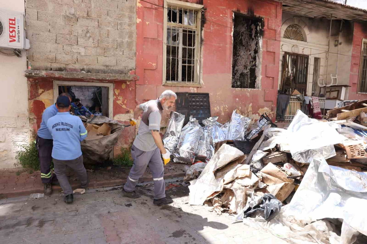 MERSİN’İN MERKEZ AKDENİZ İLÇESİNDE VATANDAŞLARIN KÖTÜ KOKU VE HAŞERE ŞİKAYETLERİ ÜZERİNE BELEDİYE...