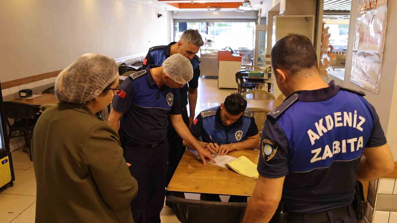 MERSİN’İN MERKEZ İLÇE AKDENİZ BELEDİYESİ ZABITA MÜDÜRLÜĞÜ EKİPLERİ, YAKLAŞAN BAYRAM ÖNCESİNDE...
