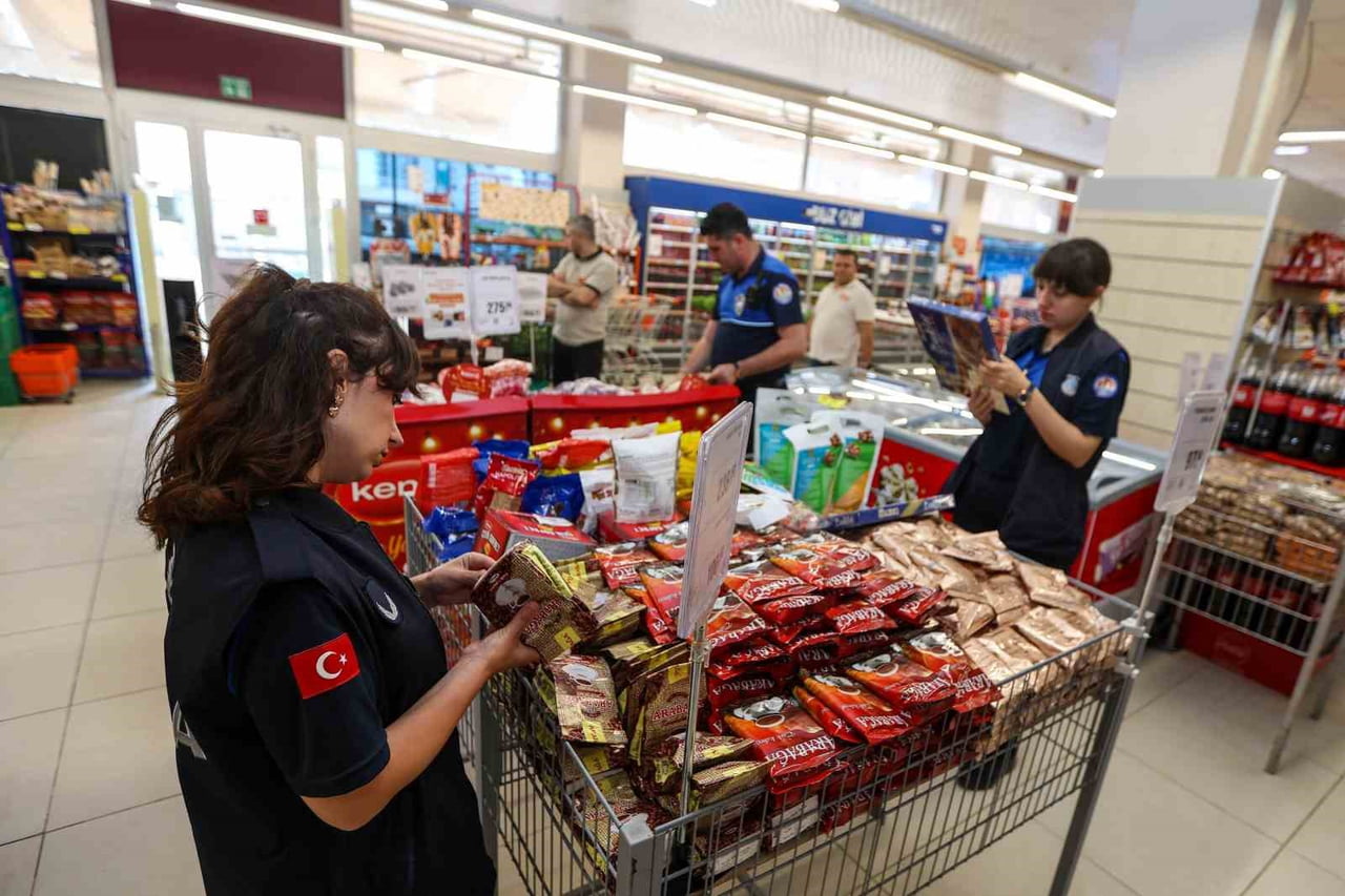 MERSİN’İN MEZİTLİ BELEDİYESİ ZABITA EKİPLERİ, YAKLAŞAN KURBAN BAYRAMI ÖNCESİNDE VATANDAŞLARIN...