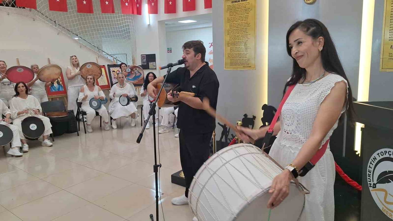 MERSİN’İN MEZİTLİ İLÇESİNDE DÜZENLENEN MOTİVASYON ETKİNLİĞİNDE, 61 YAŞINDAKİ ANNEANNE FİKRİYE...