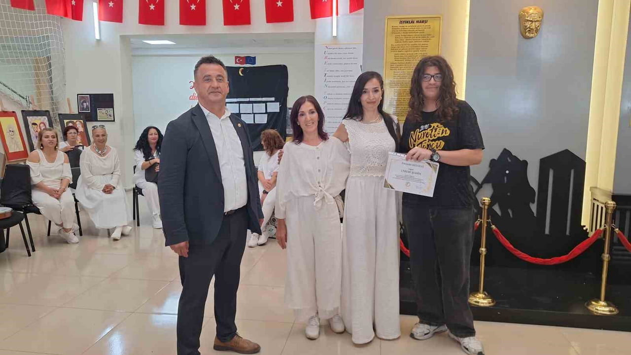 MERSİN’İN MEZİTLİ İLÇESİNDE DÜZENLENEN MOTİVASYON ETKİNLİĞİNDE, 61 YAŞINDAKİ ANNEANNE FİKRİYE...