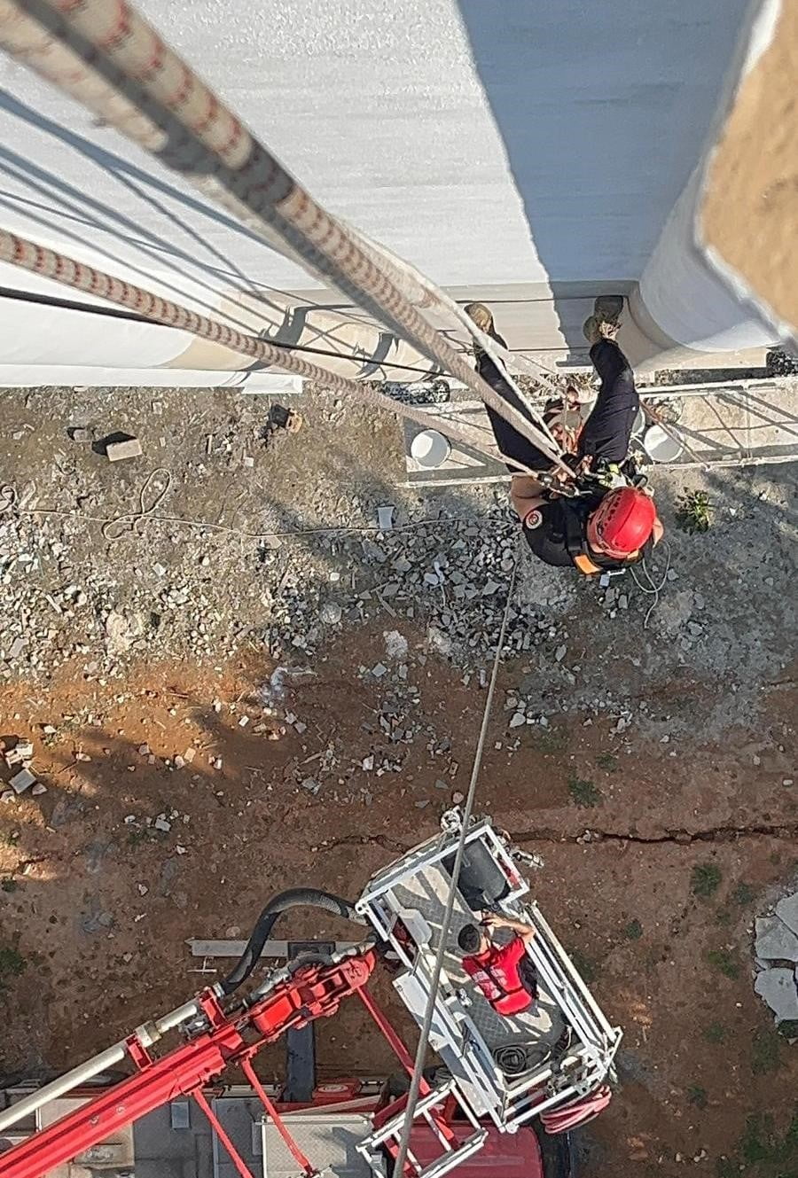 MERSİN’İN MEZİTLİ İLÇESİNDE OTEL İNŞAATININ DIŞ CEPHE ÇALIŞMASI SIRASINDA İSKELENİN ÇÖKMESİ SONUCU...