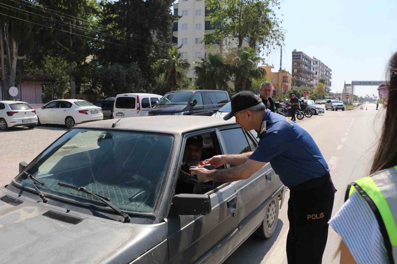 MERSİN’İN SİLİFKE İLÇESİNDE TRAFİK UYGULAMASINDA SÜRÜCÜLERE İLÇENİN TESCİLLİ YOĞURT VE ÇİLEĞİ...
