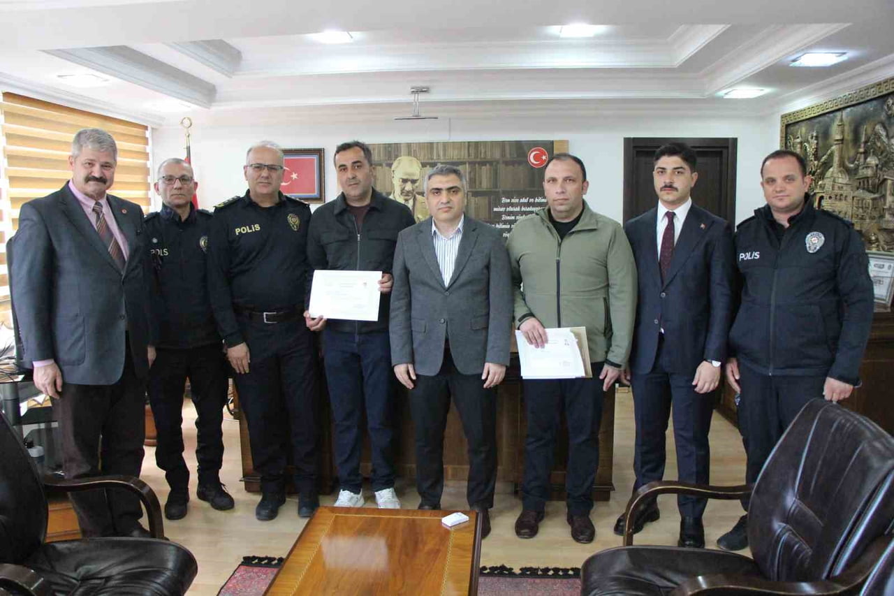 MERZİFON KAYMAKAMI AHMET KARAASLAN, BAŞARI BELGESİ VERDİĞİ POLİSLERE TEŞEKKÜR ETTİ.