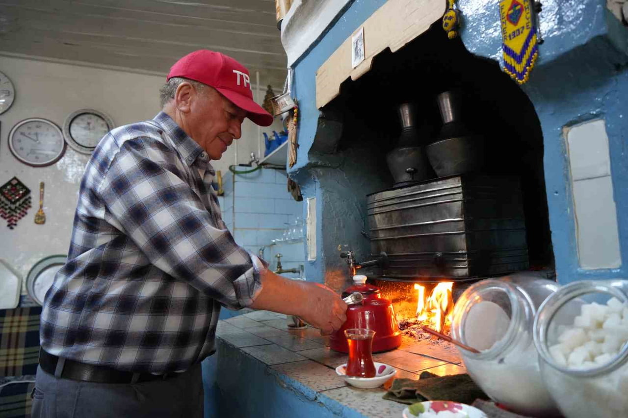 MESLEĞİ BABASINDAN DEVRALDIĞINI BELİRTEN İSMAİL DEMİR, "BURASI BABAMIN YERİ. 85 YILDIR BU İŞİ...