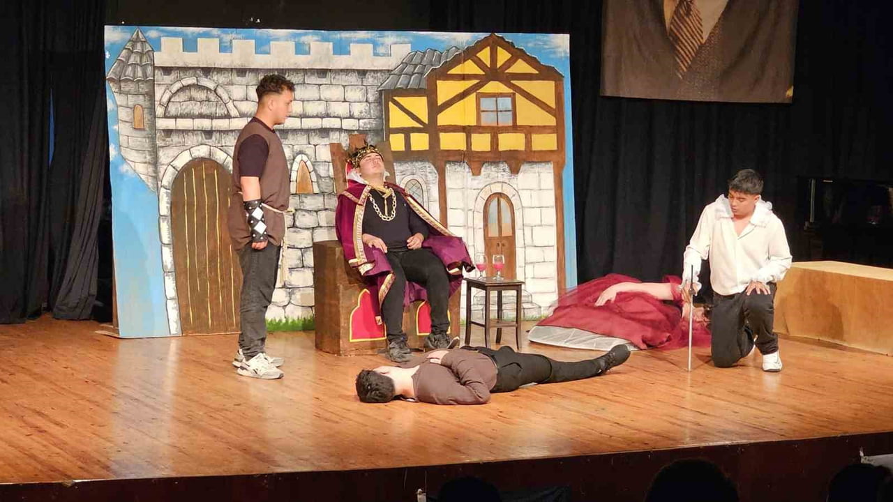 MESLEK LİSELİLER ‘HAMLET’LE SAHNEYE ÇIKTI