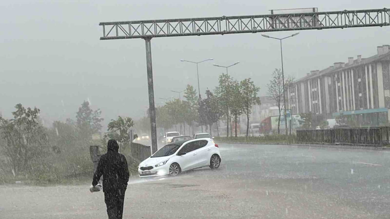METEOROLOJİ GENEL MÜDÜRLÜĞÜ’NÜN UYARILARININ ARDINDAN DÜZCE’DE ETKİLİ OLAN ŞİDDETLİ SAĞANAK HAYATI...