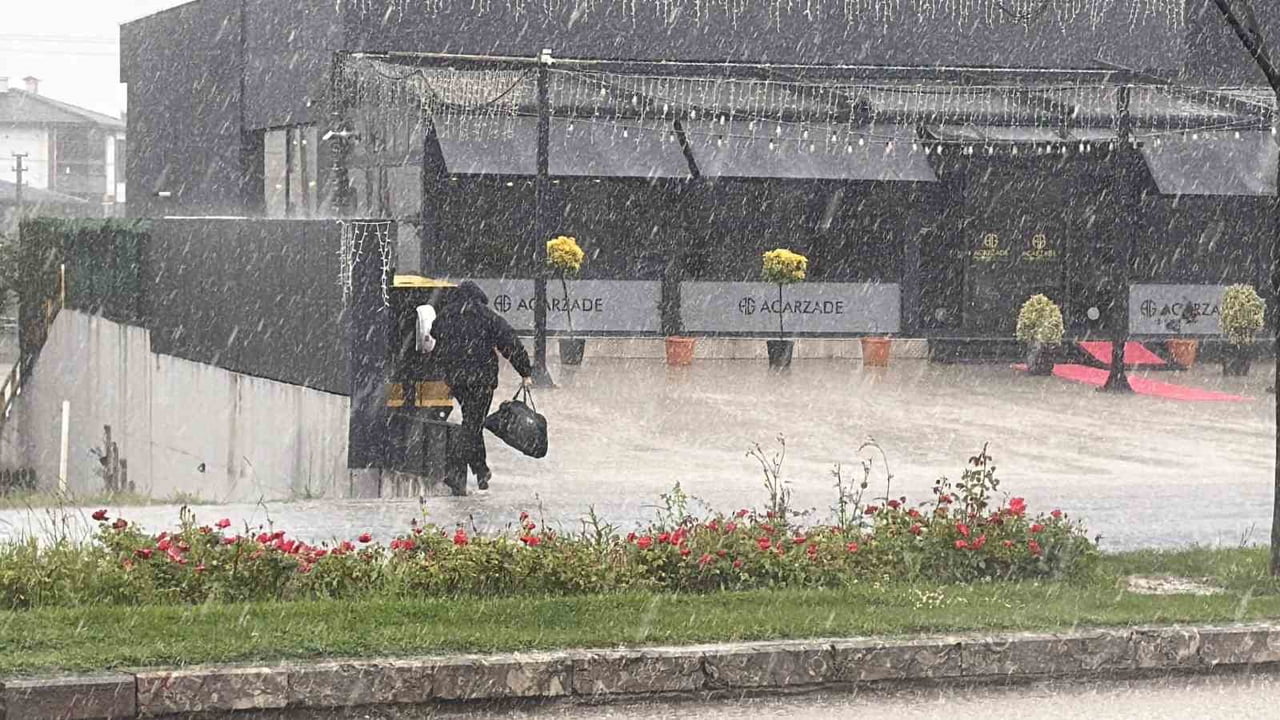 METEOROLOJİ GENEL MÜDÜRLÜĞÜ’NÜN UYARILARININ ARDINDAN DÜZCE’DE ETKİLİ OLAN ŞİDDETLİ SAĞANAK HAYATI...