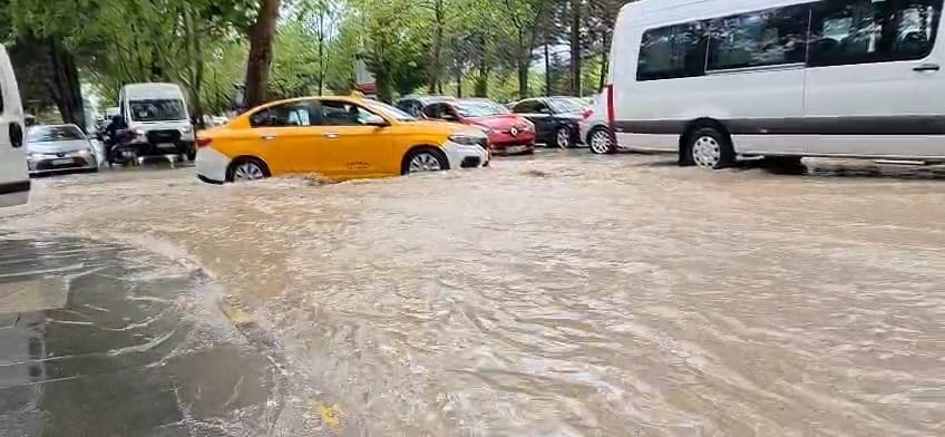 METEOROLOJİ  TARAFINDAN UYARI YAPILAN ELAZIĞ’DA KISA SÜRELİ SAĞANAK YAĞIŞ ETKİLİ  OLDU. YAĞIŞLAR...