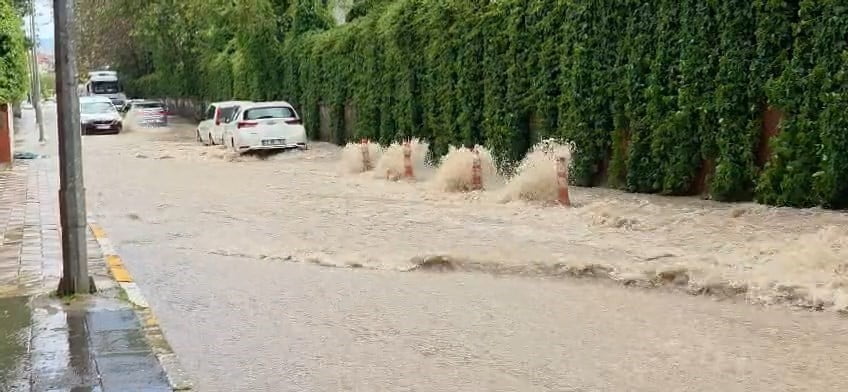 METEOROLOJİ  TARAFINDAN UYARI YAPILAN ELAZIĞ’DA KISA SÜRELİ SAĞANAK YAĞIŞ ETKİLİ  OLDU. YAĞIŞLAR...