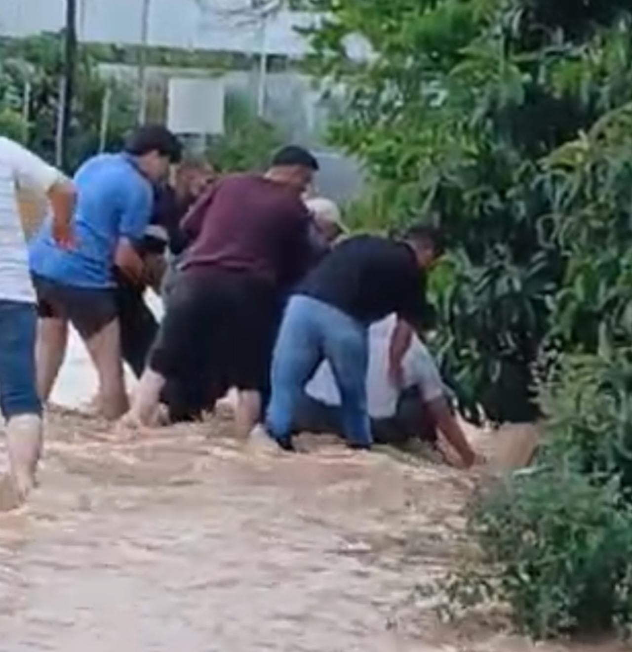 METEOROLOJİNİN KUVVETLİ YAĞIŞ UYARISININ ARDINDAN ERDEMLİ’DE BEKLENEN SAĞANAK ETKİLİ OLURKEN...