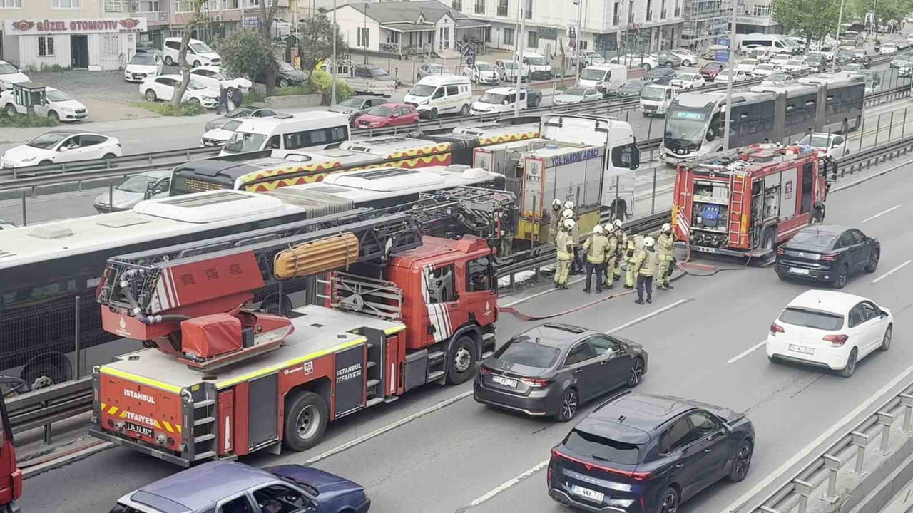 METROBÜSTE HENÜZ BELİRLENEMEYEN BİR NEDENLE YANGIN ÇIKTI