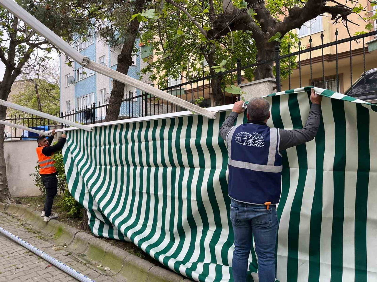 MEVCUT CAMİLERDE ESKİYEN VE YIPRANAN TENTELER YENİLENİYOR.