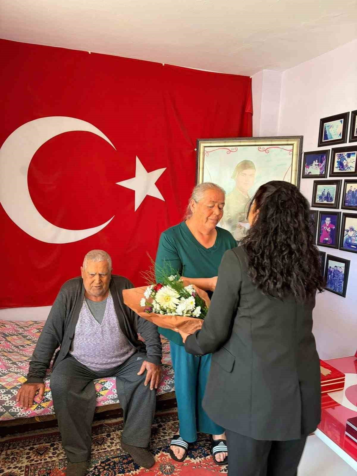 MHP KUŞADASI TEŞKİLATI ANNELER GÜNÜ’NDE SAHADAYDI