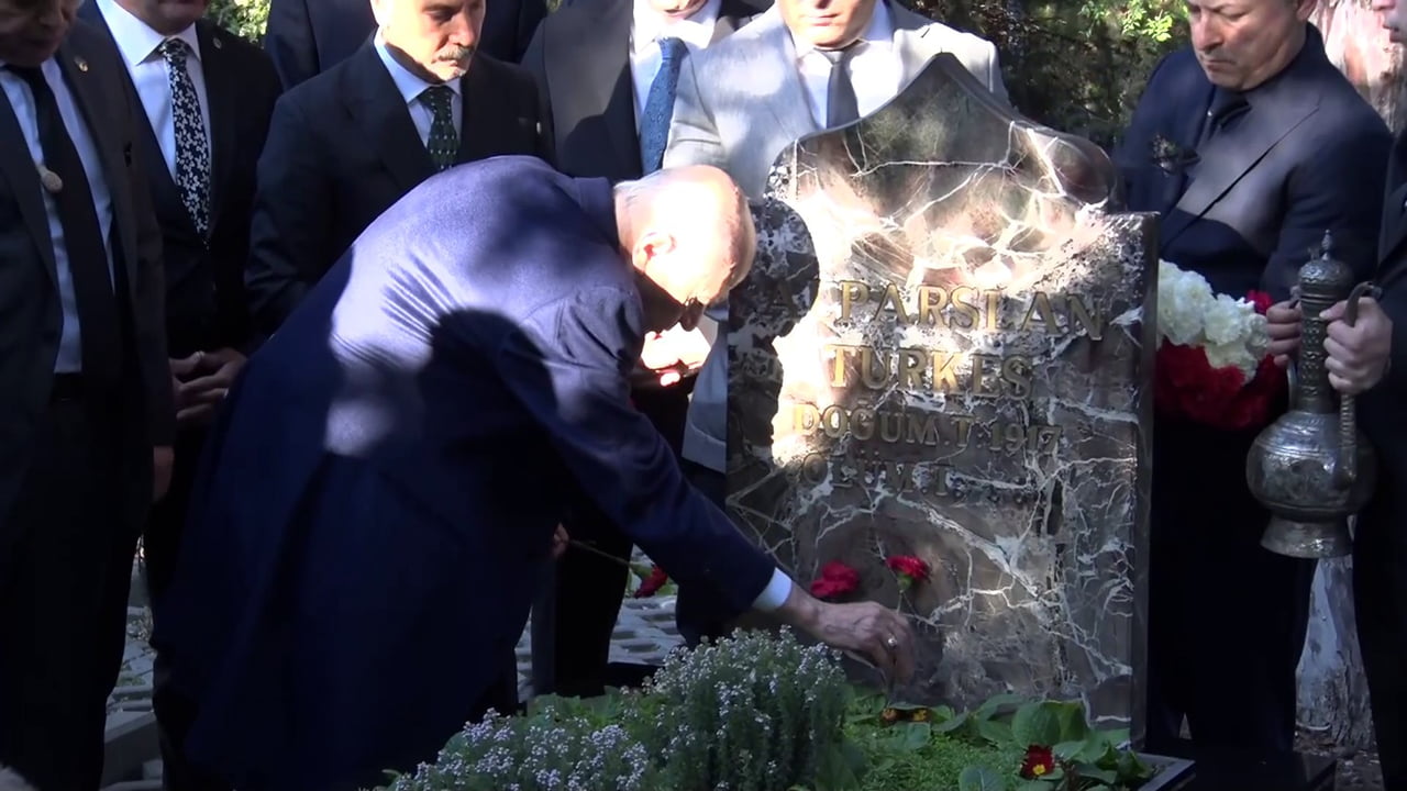 MHP LİDERİ BAHÇELİ, MERHUM TÜRKEŞ’İN KABRİNİ ZİYARET ETTİ