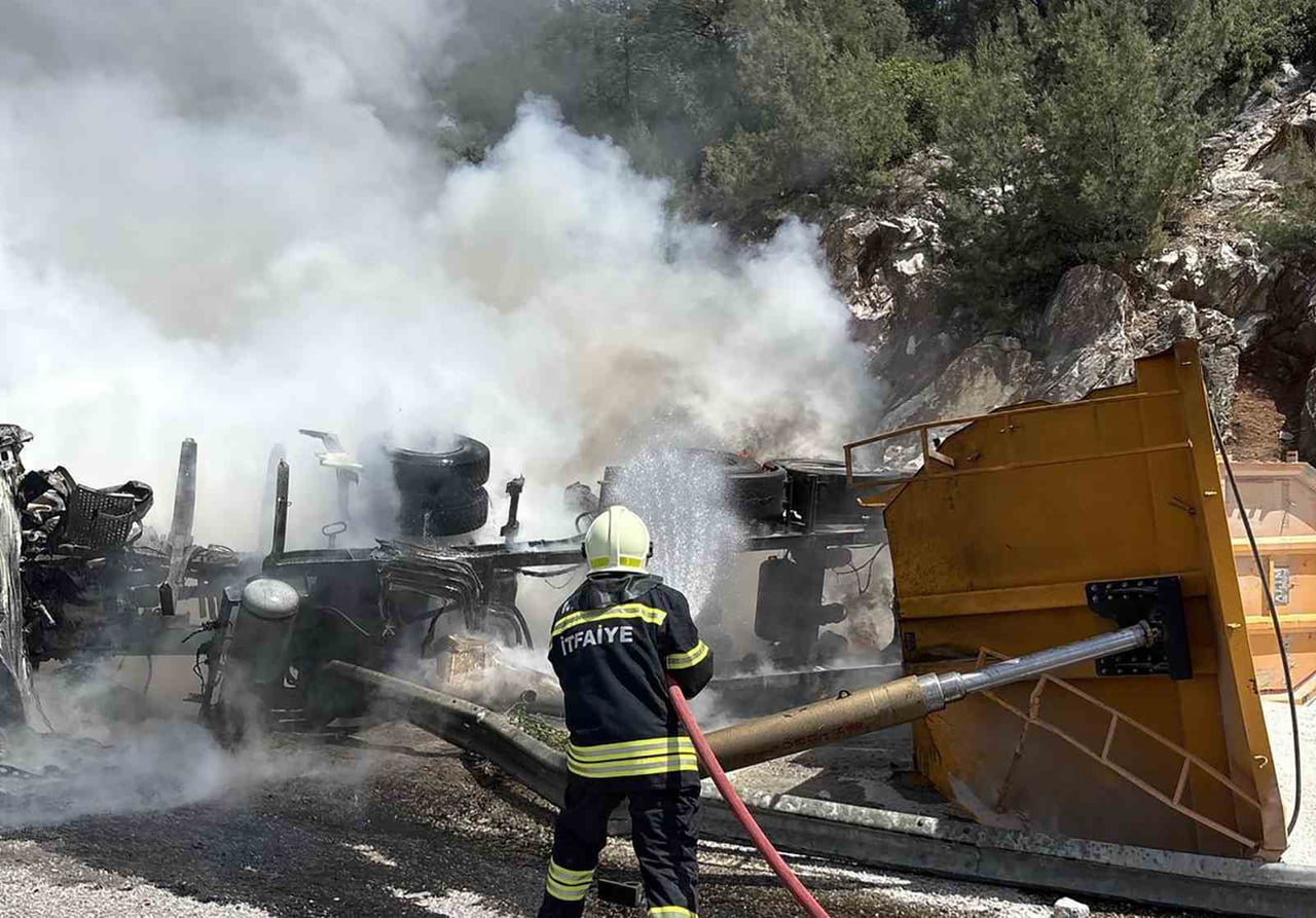 MİLAS-YATAĞAN KARAYOLU BOĞA YOKUŞU MEVKİİNDE MEYDANA GELEN TRAFİK KAZASINDA DEVRİLEN TIR, KISA...