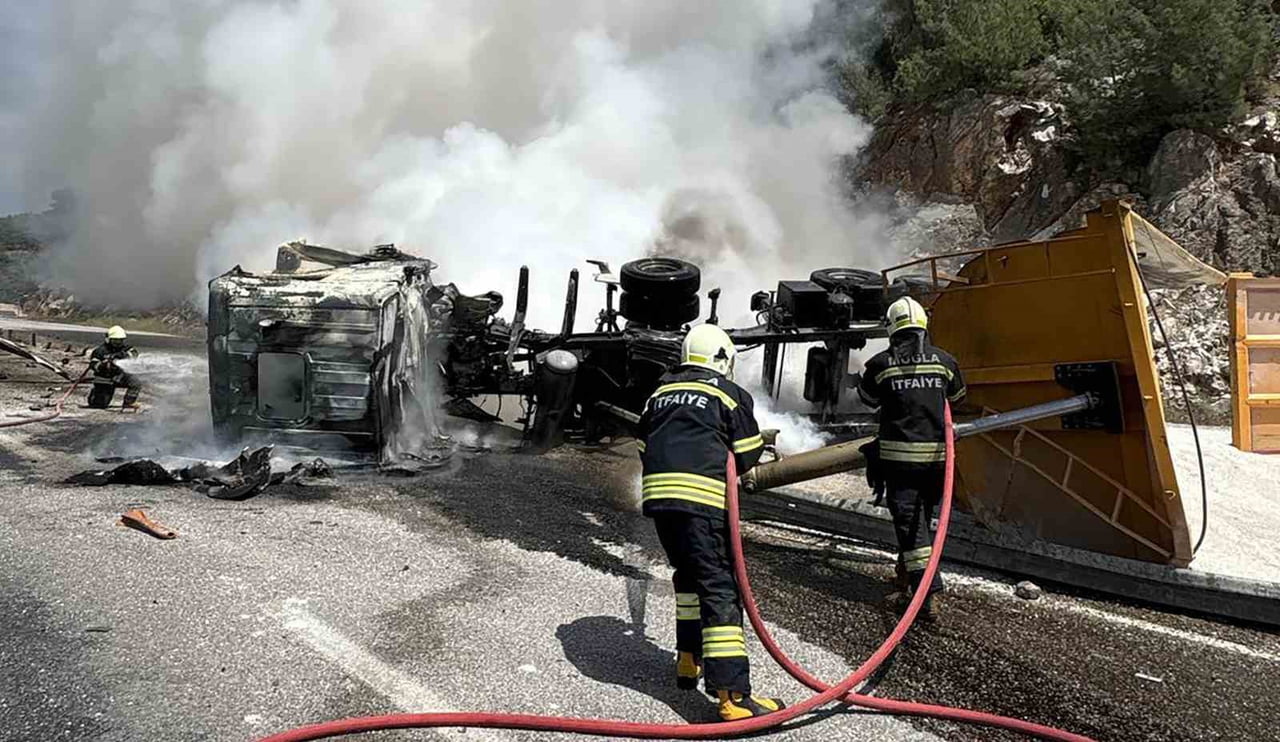 MİLAS-YATAĞAN KARAYOLU BOĞA YOKUŞU MEVKİİNDE MEYDANA GELEN TRAFİK KAZASINDA DEVRİLEN TIR, KISA...
