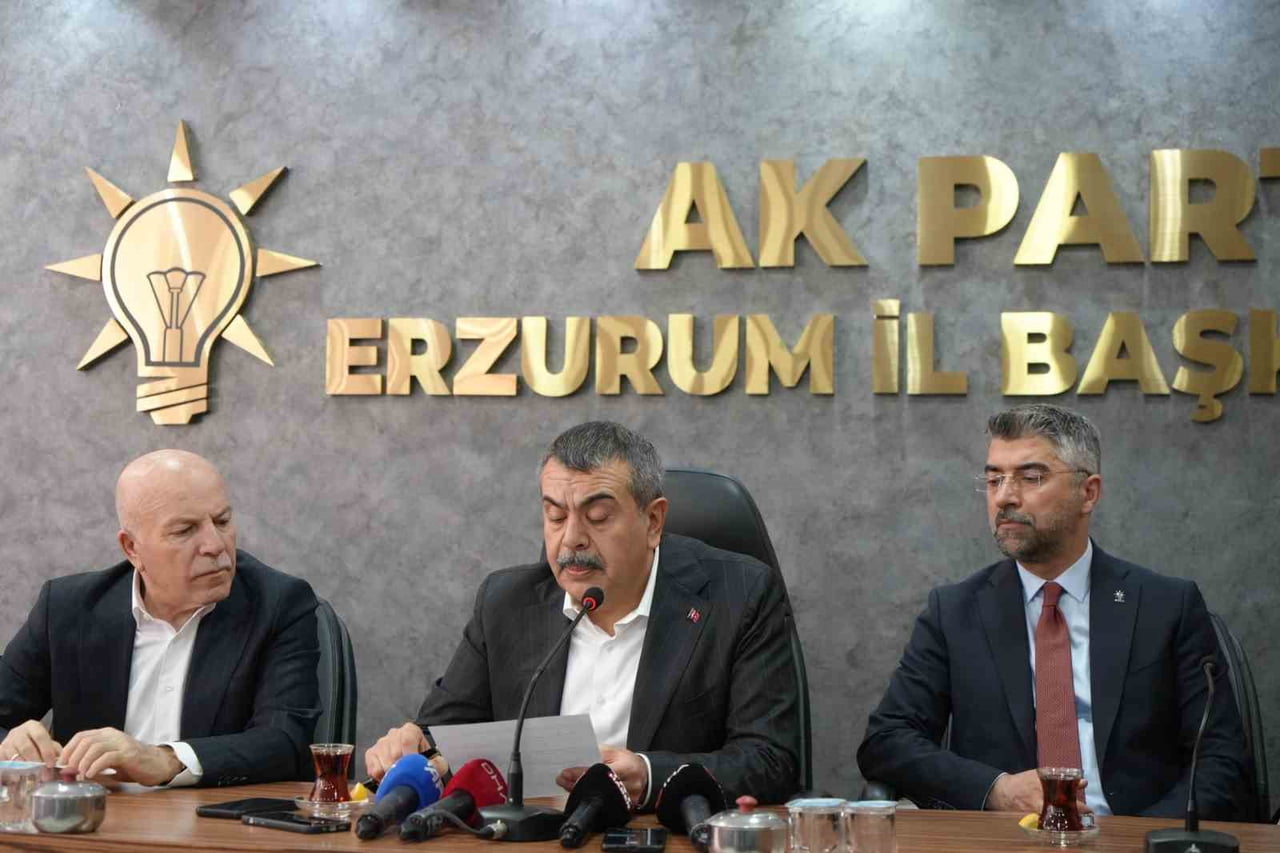 MİLLİ EĞİTİM BAKANI PROF. DR. YUSUF TEKİN, ERZURUM’DA AK PARTİ İL BİNASINDA PARTİLİLERLE BİR ARAYA...