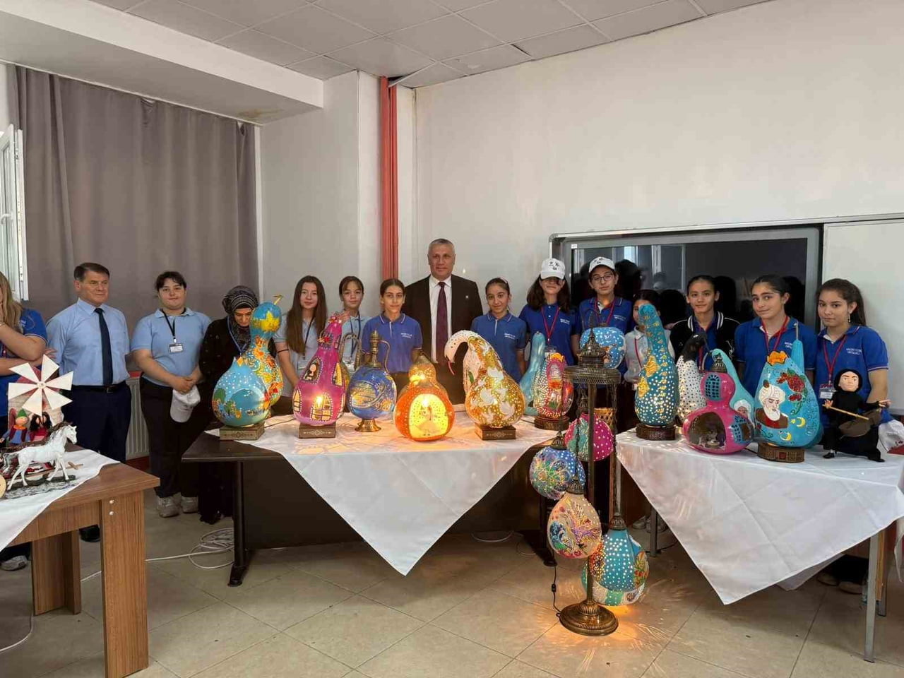 MİLLİ EĞİTİM MÜDÜRÜ BORA ZİHNİ  ÖĞRENCİLERLE
