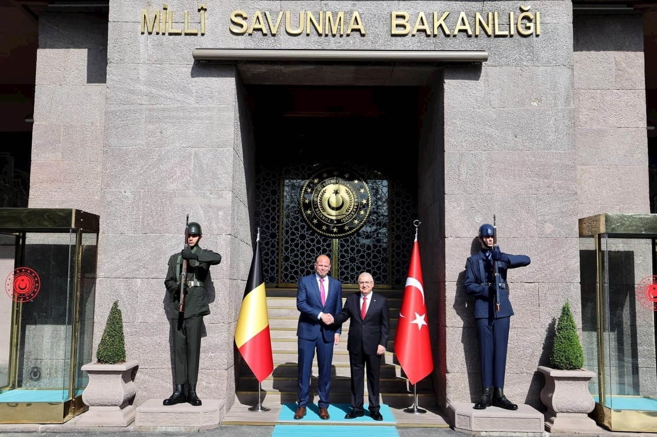 MİLLİ SAVUNMA BAKANI YAŞAR GÜLER, KONUĞUNU RESMİ TÖRENLE KARŞILADI.