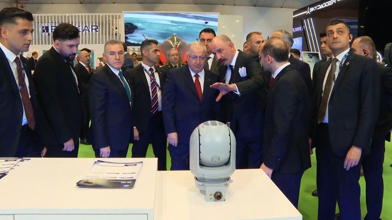 MİLLİ SAVUNMA BAKANI YAŞAR GÜLER, SAHA EXPO'DA YER ALAN SAVUNMA SANAYİİ ŞİRKETLERİNİN STANTLARINI...